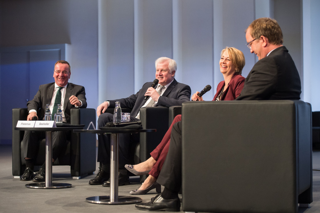Diskussion Seehofer; Pistorius; Landrat Bauer; OZG; Strukturpolitik
