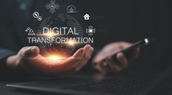 Hände mit dem Text Digital Transformation darüber