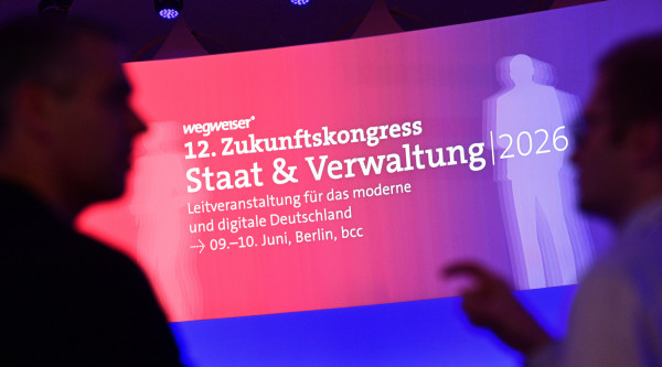Leinwand mit dem Logo des 12. Zukunftskongress Staat & Verwaltung